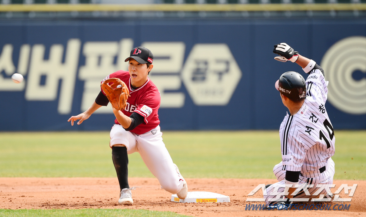 시범경기 타율 1위! '200안타 MVP'가 돌아왔다…은사와 함께 부른 …