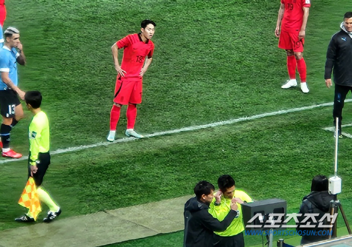 [우루과이전]'심판님, 득점 맞죠?' 빼꼼 이강인, 간절한 VAR '염탐…