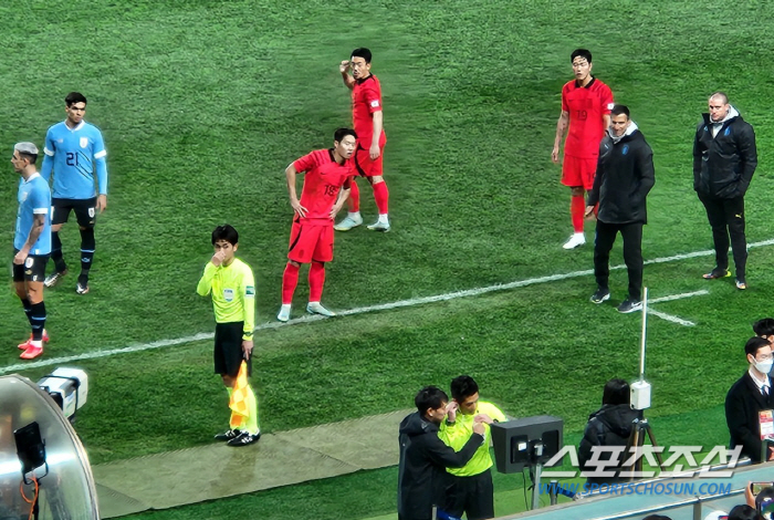 [우루과이전]'심판님, 득점 맞죠?' 빼꼼 이강인, 간절한 VAR '염탐…