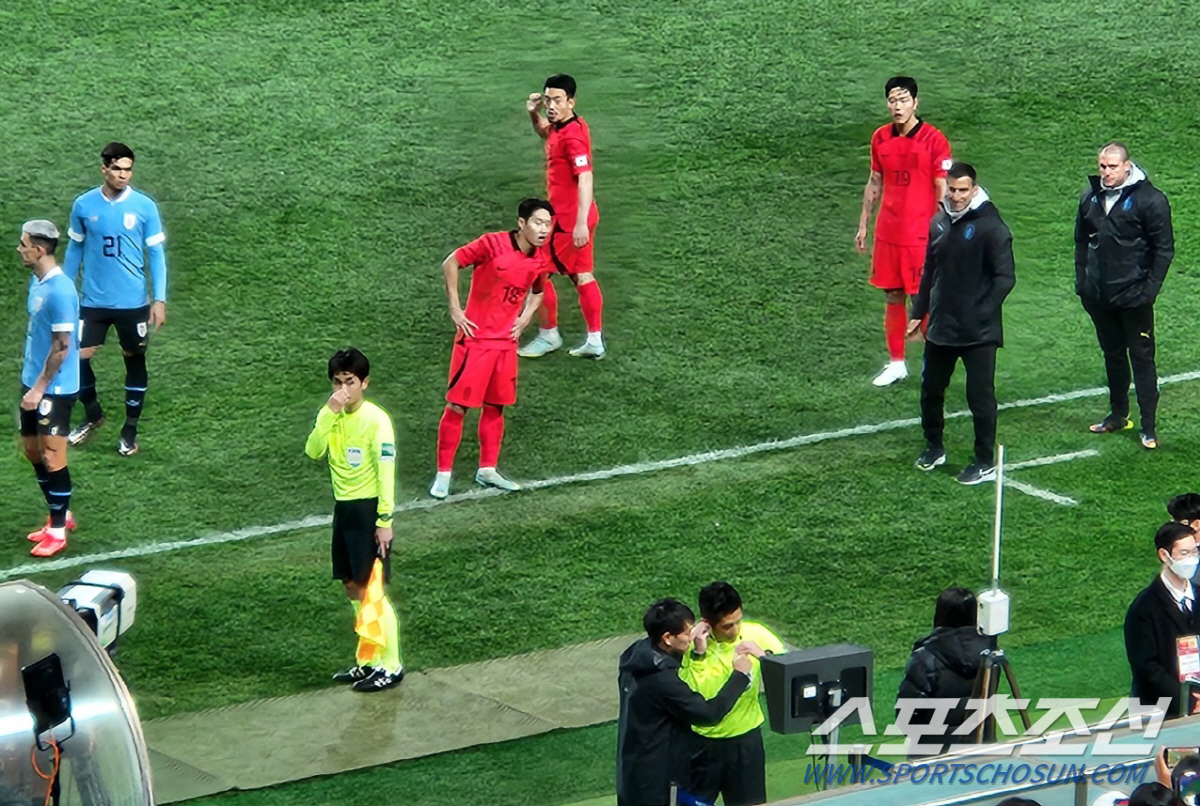 [우루과이전]'심판님, 득점 맞죠?' 빼꼼 이강인, 간절한 VAR '염탐…