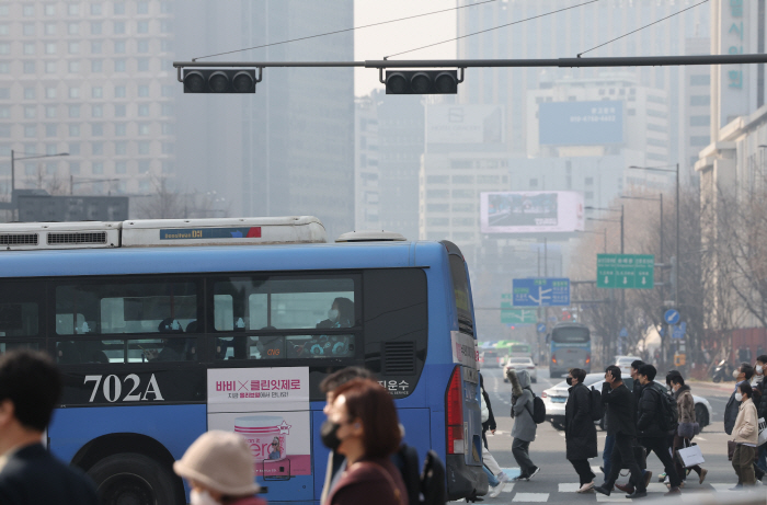 해제 조치에도 마스크 착용…미세먼지·알레르기 비염·호흡기 질환 '방어'