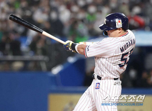 WBC 결승전서 첫 홈런 치더니…'23세 괴물타자' 무라카미, 개막전 1회 첫 타석 결승 2점포