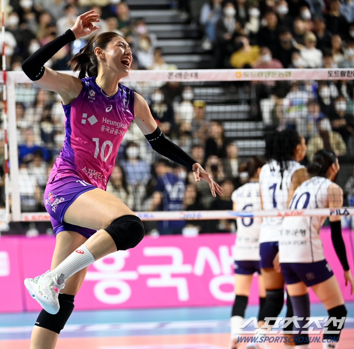 '호랑이 그 자체' 김연경, 승리 기쁨에 펄쩍...2차전 승리 내 손으로…