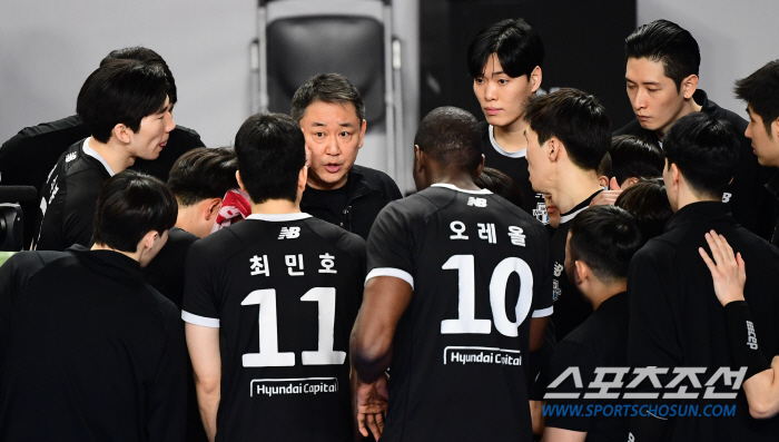 '벼랑 끝' 최태웅 감독 "남자배구 인기 위해 더 해야 하는데"