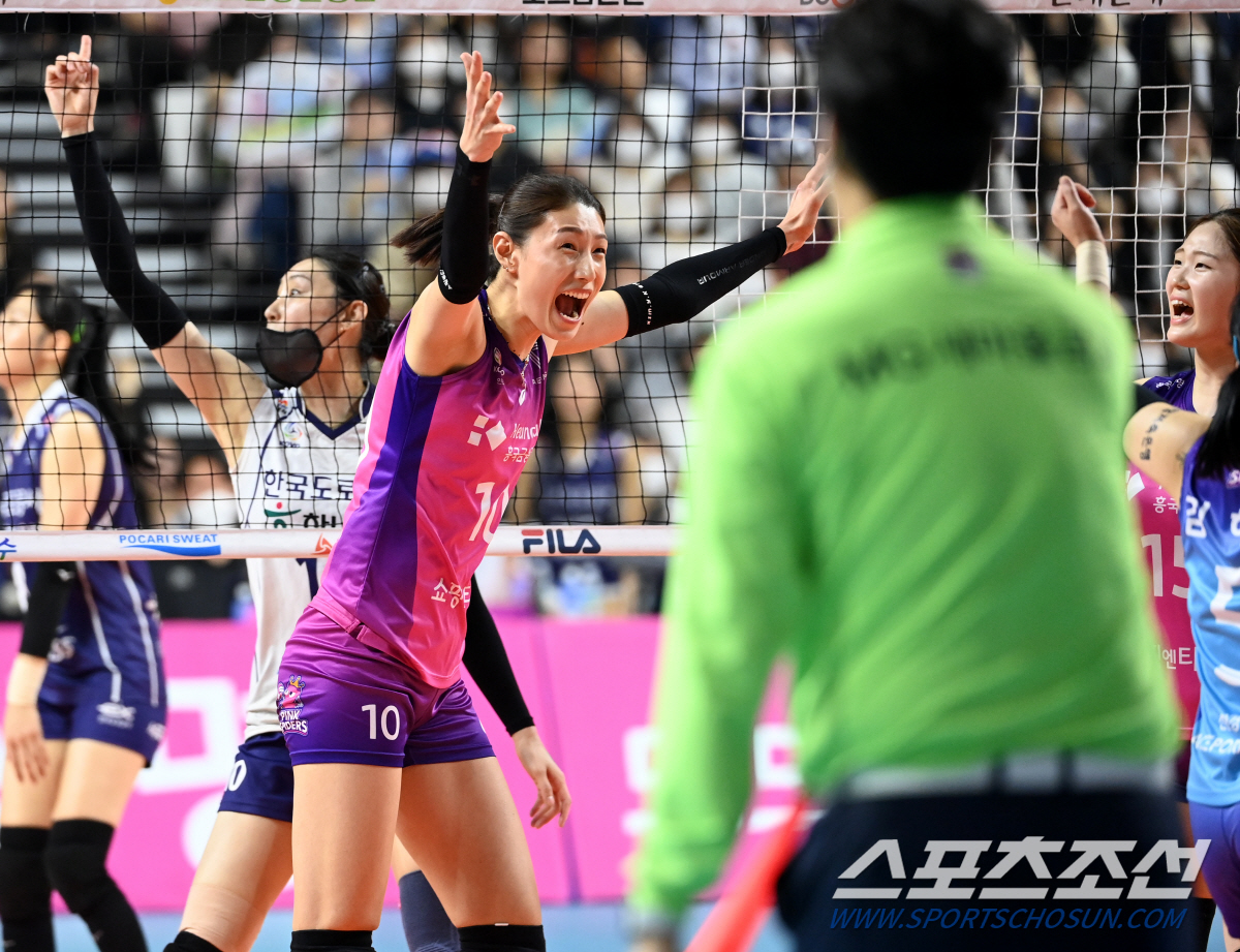 '호랑이 그 자체' 김연경, 승리 기쁨에 펄쩍 뛰며 환호...2차전 승리…