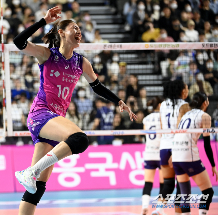 '호랑이 그 자체' 김연경, 승리 기쁨에 펄쩍 뛰며 환호...2차전 승리…