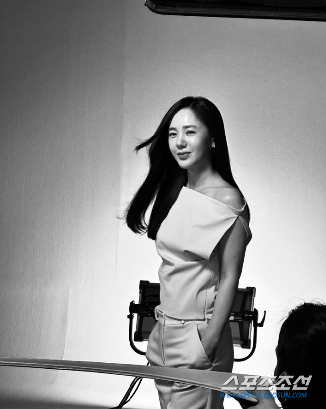 '1300억 재력가♥' 박주미. '51세'가 믿기지 않는 '명품 쇄골라인…