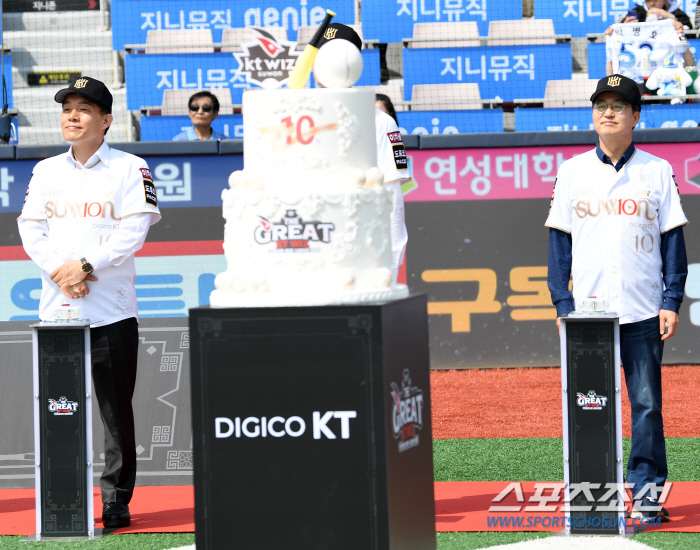 첫 공식 개막전, 첫 매진, 첫 승... 모든게 완벽했던 KT의 창단 1…