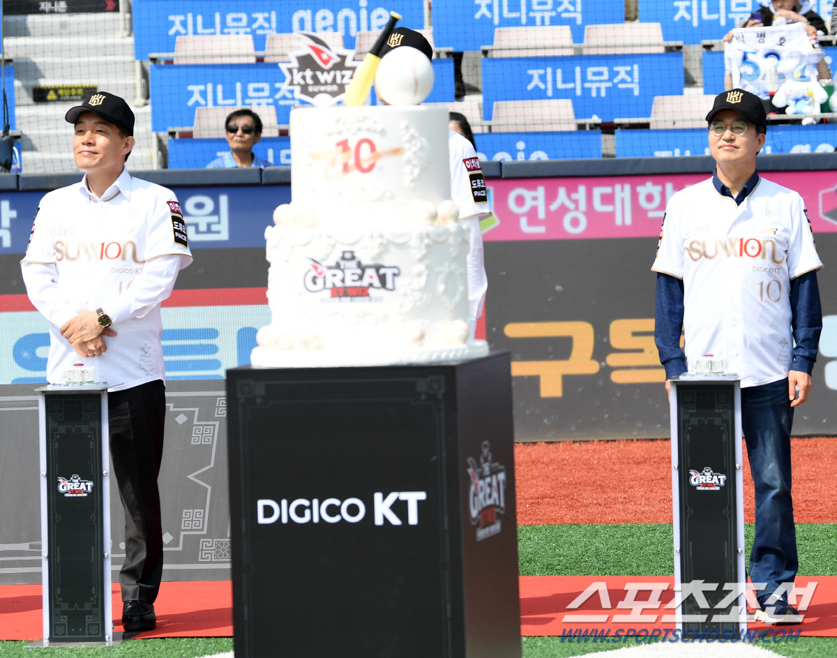 첫 공식 개막전, 첫 매진, 첫 승... 모든게 완벽했던 KT의 창단 1…
