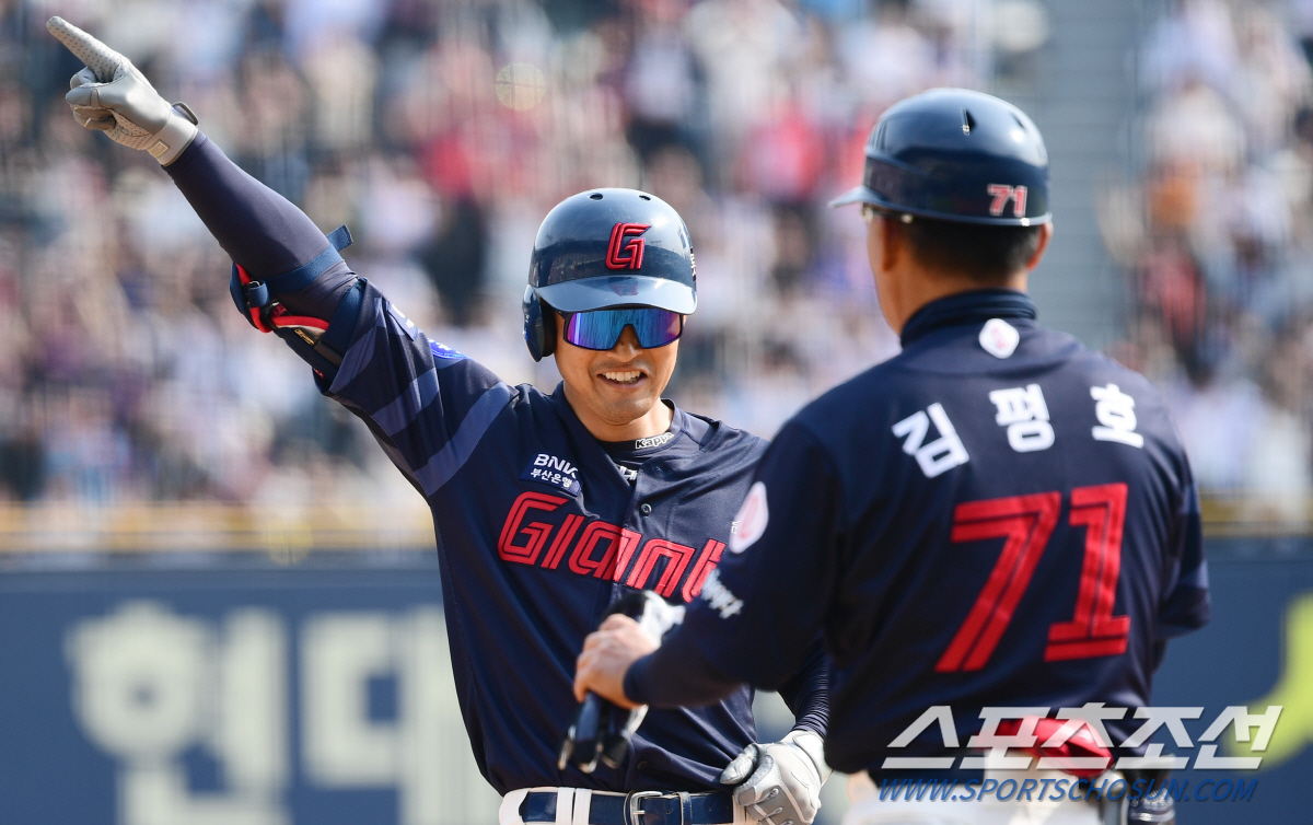'두산 향해 세리머니' 안권수 '친정팀 아픈곳 찌른 맹활약'  [잠실 현…
