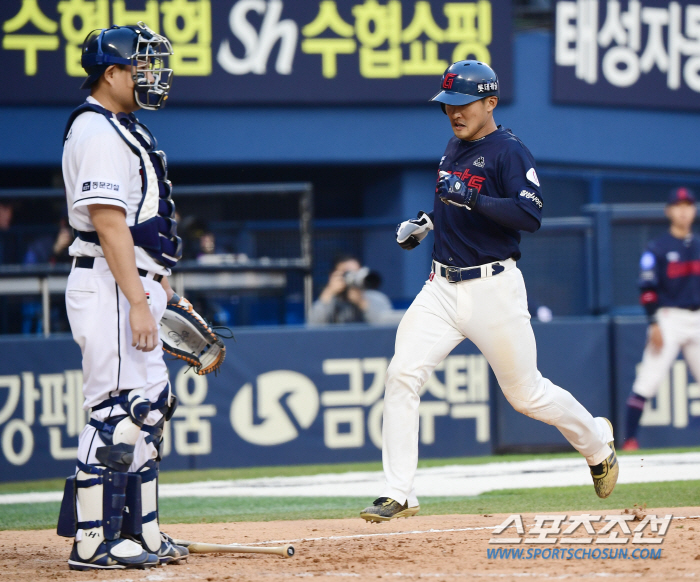 '두산 향해 세리머니' 안권수 '친정팀 아픈곳 찌른 맹활약'  [잠실 현…