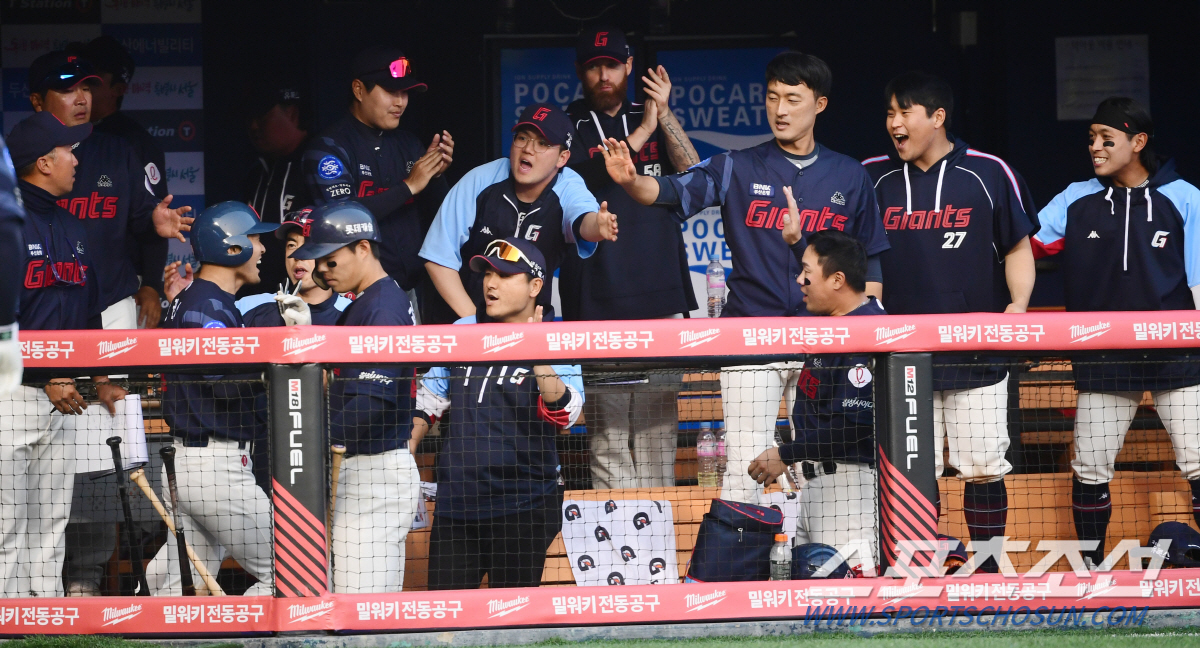 '두산 향해 세리머니' 안권수 '친정팀 아픈곳 찌른 맹활약'  [잠실 현…