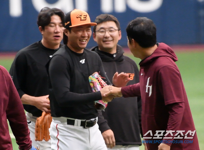 정우람부터 노시환까지 “보고 싶었어요”…3년 만에 본 코치 둘러싼 한화 …