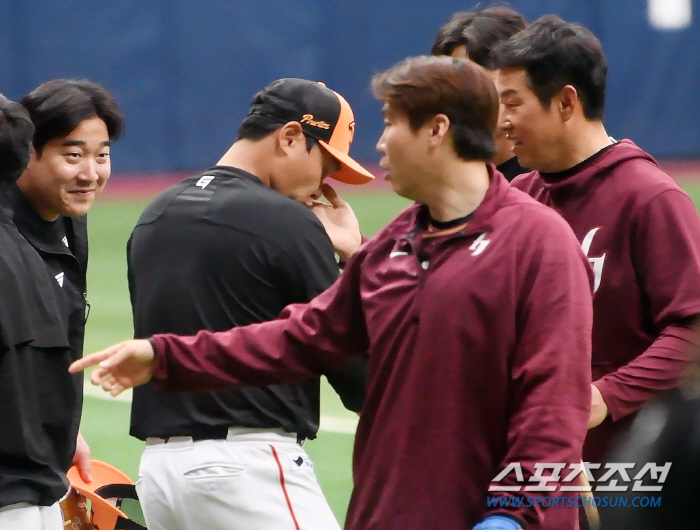 정우람부터 노시환까지 “보고 싶었어요”…3년 만에 본 코치 둘러싼 한화 …