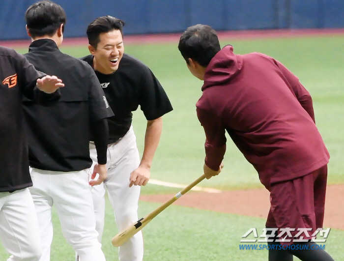 정우람부터 노시환까지 “보고 싶었어요”…3년 만에 본 코치 둘러싼 한화 …