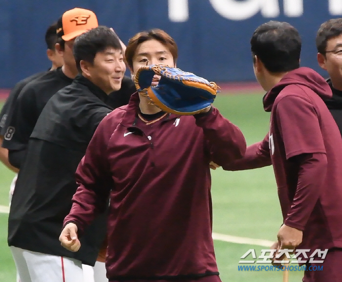 정우람부터 노시환까지 “보고 싶었어요”…3년 만에 본 코치 둘러싼 한화 …