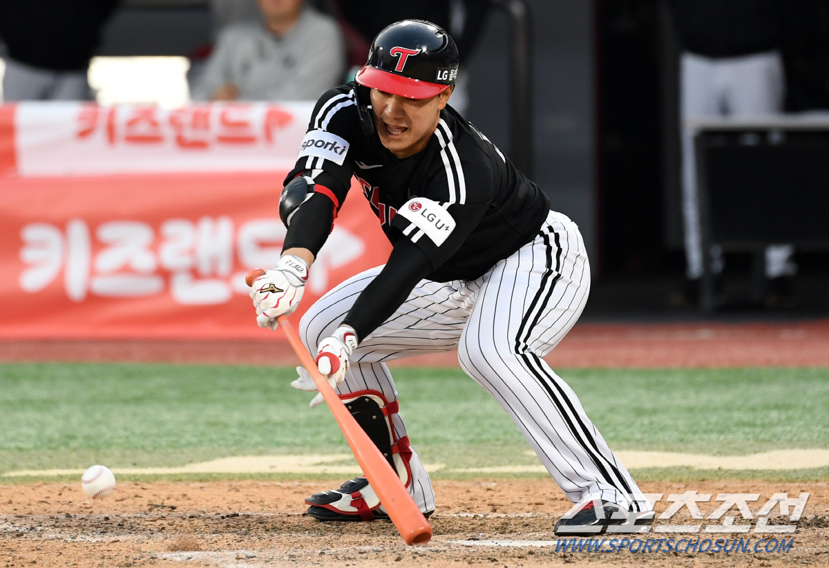 '깜짝 스퀴즈번트' 염갈량 눈도장 쾅!, 간절한 마음이 통한 이천웅 대타…