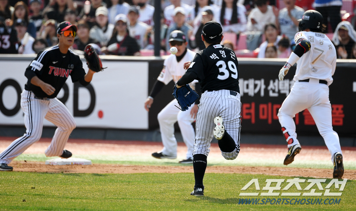 '19살 신인 맞아?' 앳된 얼굴의 사이드암 투수는 팀을 먼저 생각했다 …