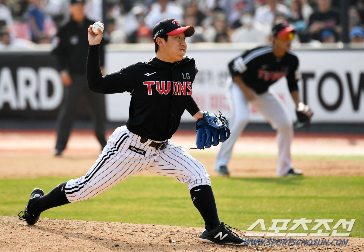 '19살 신인 맞아?' 앳된 얼굴의 사이드암 투수는 팀을 먼저 생각했다 …