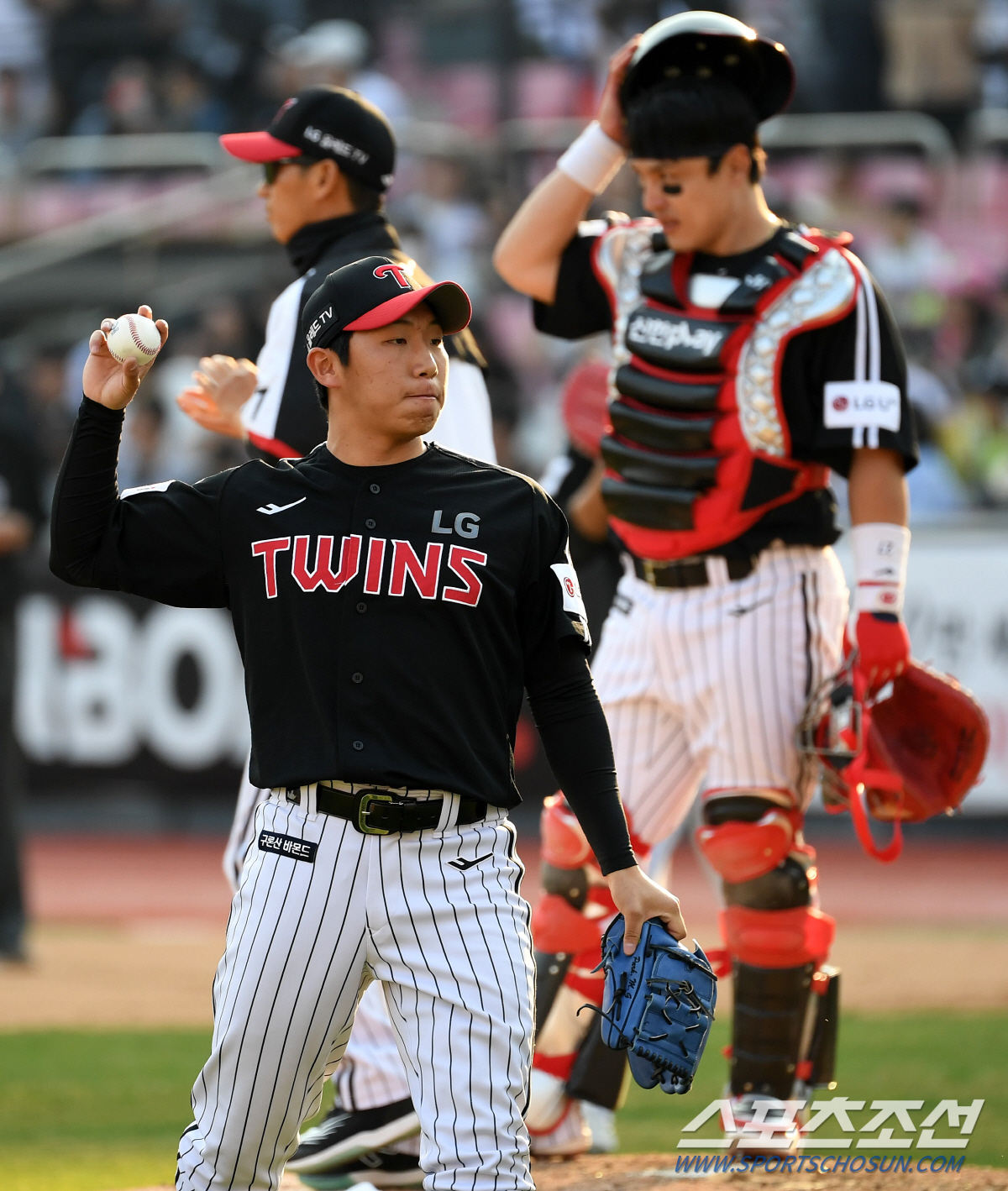 '19살 신인 맞아?' 앳된 얼굴의 사이드암 투수는 팀을 먼저 생각했다 …