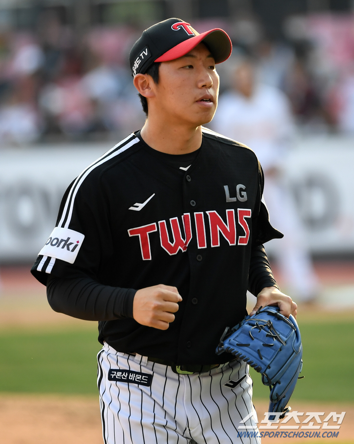 '19살 신인 맞아?' 앳된 얼굴의 사이드암 투수는 팀을 먼저 생각했다 …