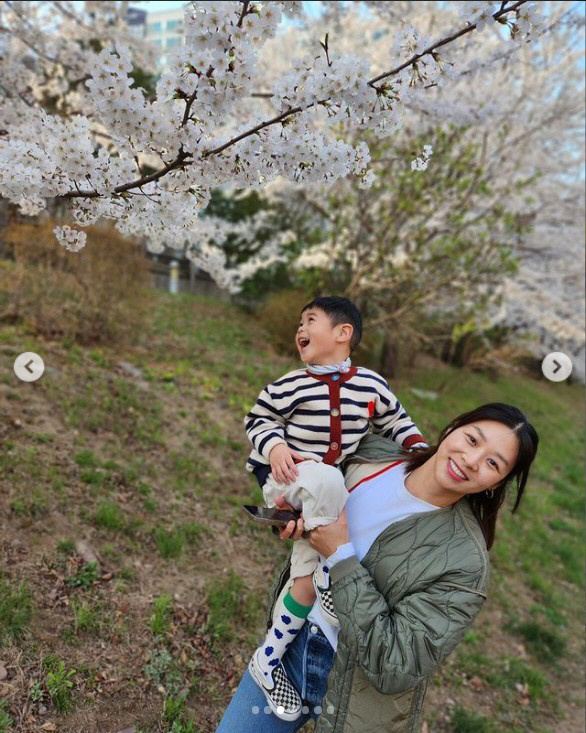 '강경준♥' 장신영, 어깨에 '아들 번쩍'…힘쎈 애둘맘