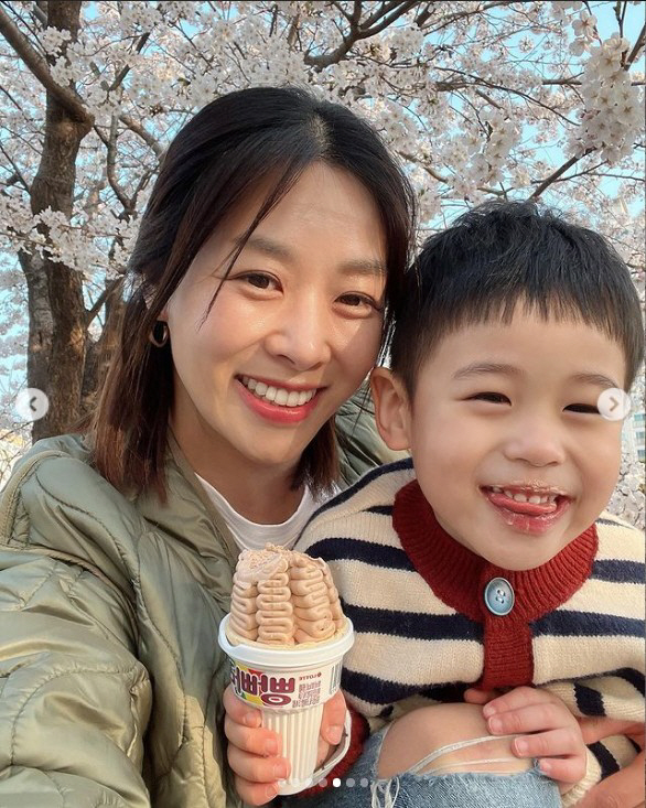 '강경준♥' 장신영, 어깨에 '아들 번쩍'…힘쎈 애둘맘