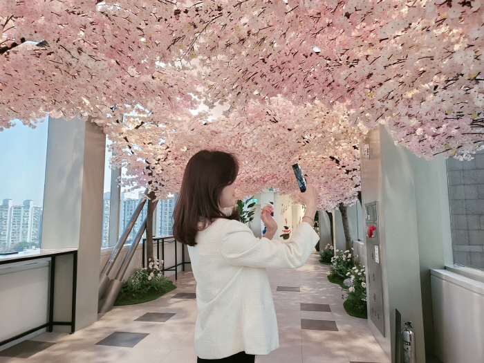 "신세계백화점으로 봄꽃 나들이 오세요"…8개 점포서 26일까지 꽃 전시