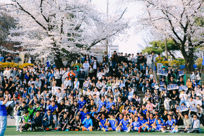 [현장스케치]수천 관중 모인 아주대 홈 개막전, 벚꽃과 함께 축구도 활짝…
