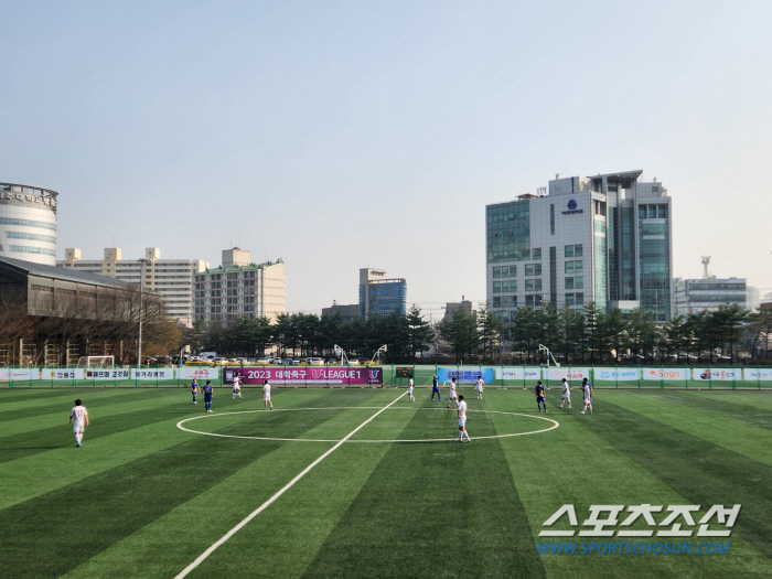 [현장스케치]수천 관중 모인 아주대 홈 개막전, 벚꽃과 함께 축구도 활짝…