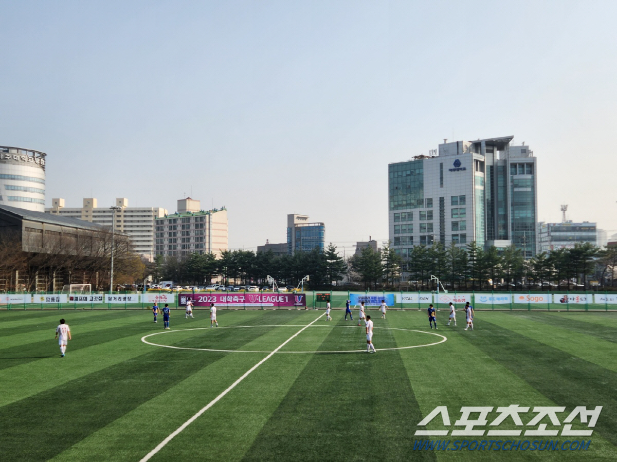 [현장스케치]수천 관중 모인 아주대 홈 개막전, 벚꽃과 함께 축구도 활짝…