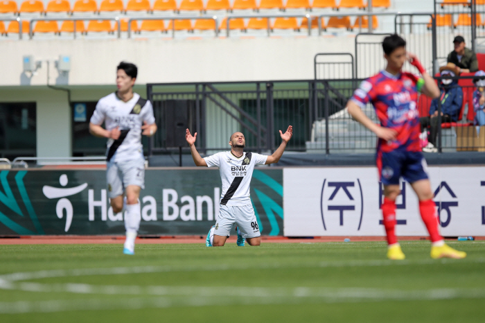 [리뷰]'글레이손→이준재 골' 경남, '1강' 김천에 2-0 낙승…선두 …
