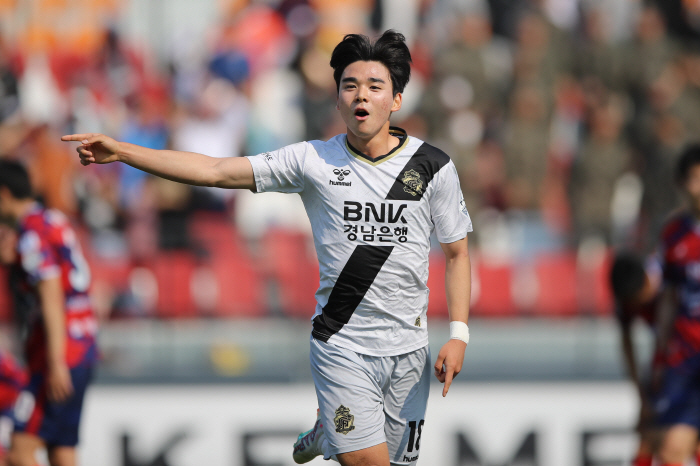 [리뷰]'글레이손→이준재 골' 경남, '1강' 김천에 2-0 낙승…선두 …