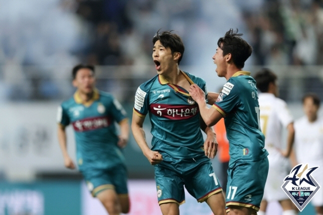 평관 1만4348명 열광시키는 뜨거운 경기력, '축구특별시'가 돌아왔다