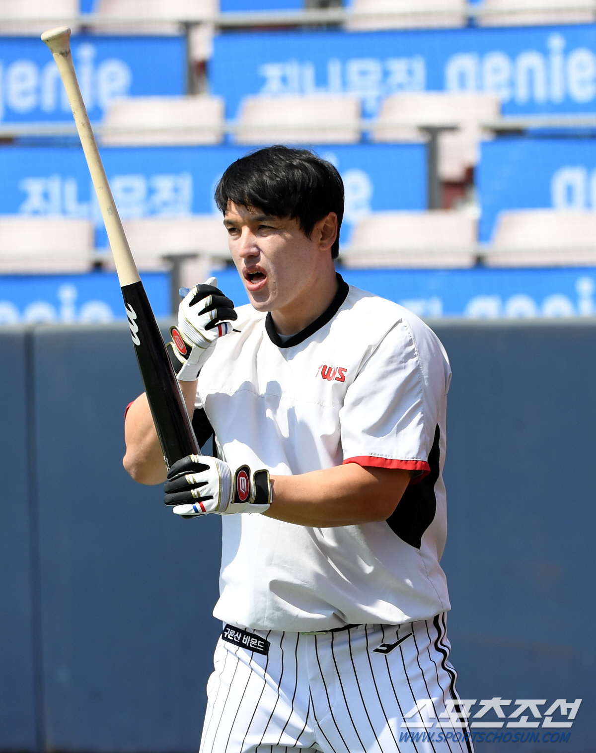 '얼마나 치고 싶었으면' 배트 거꾸로 잡고 타격한 65억 FA 포수..'…