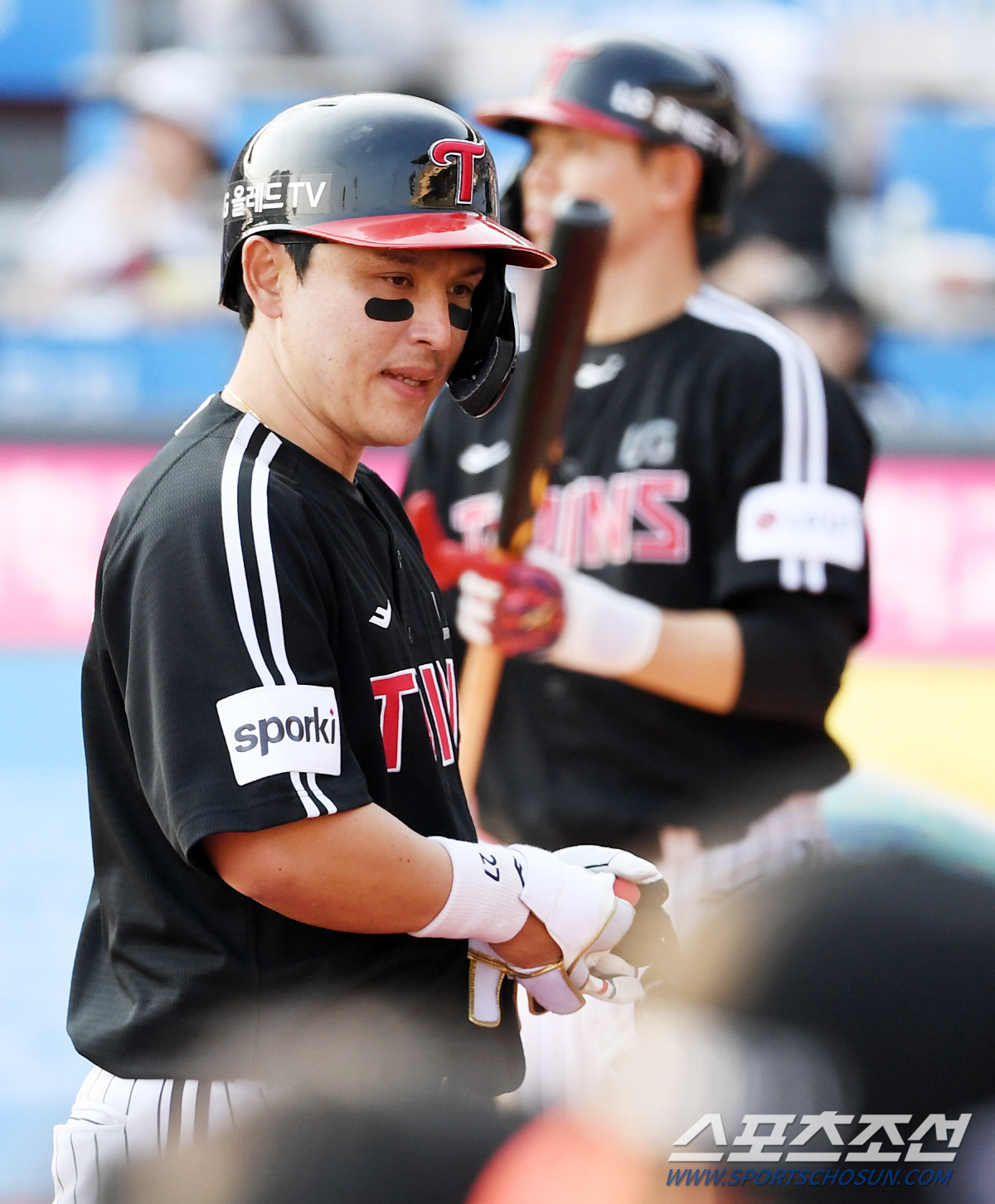 '얼마나 치고 싶었으면' 배트 거꾸로 잡고 타격한 65억 FA 포수..'…