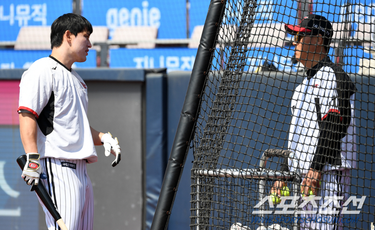 '얼마나 치고 싶었으면' 배트 거꾸로 잡고 타격한 65억 FA 포수..'…