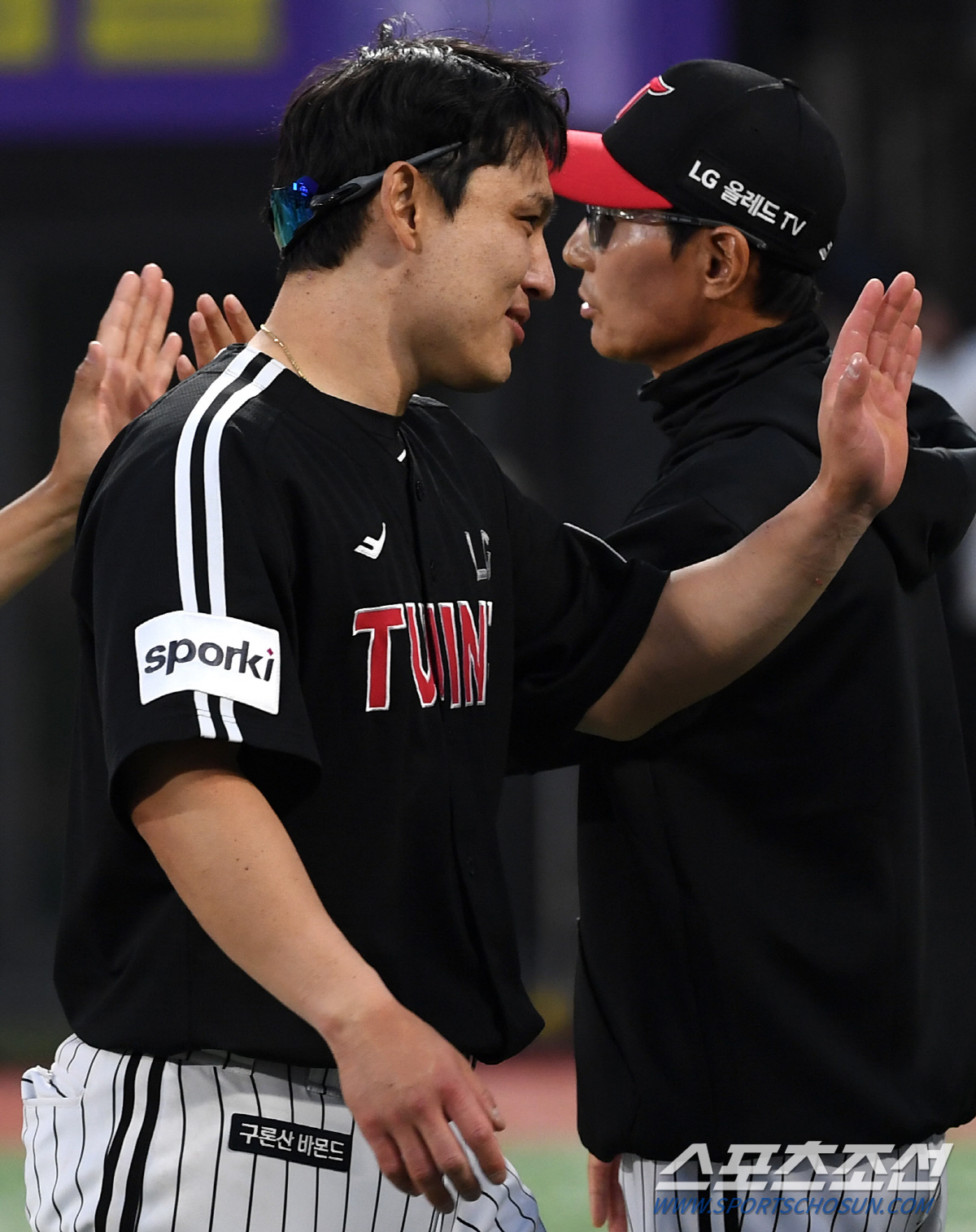 '얼마나 치고 싶었으면' 배트 거꾸로 잡고 타격한 65억 FA 포수..'…