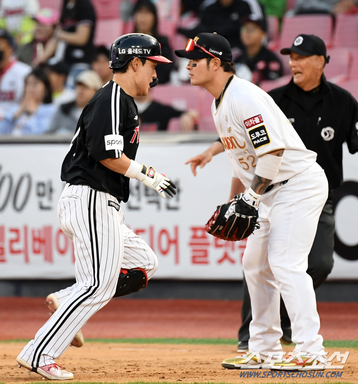 '얼마나 치고 싶었으면' 배트 거꾸로 잡고 타격한 65억 FA 포수..'…