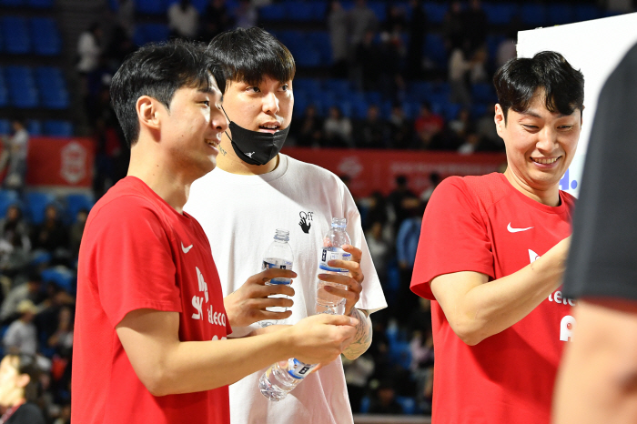 [6강 PO 리포트] 과감한 전희철 SK 감독, '최준용 6강 제외' 승…