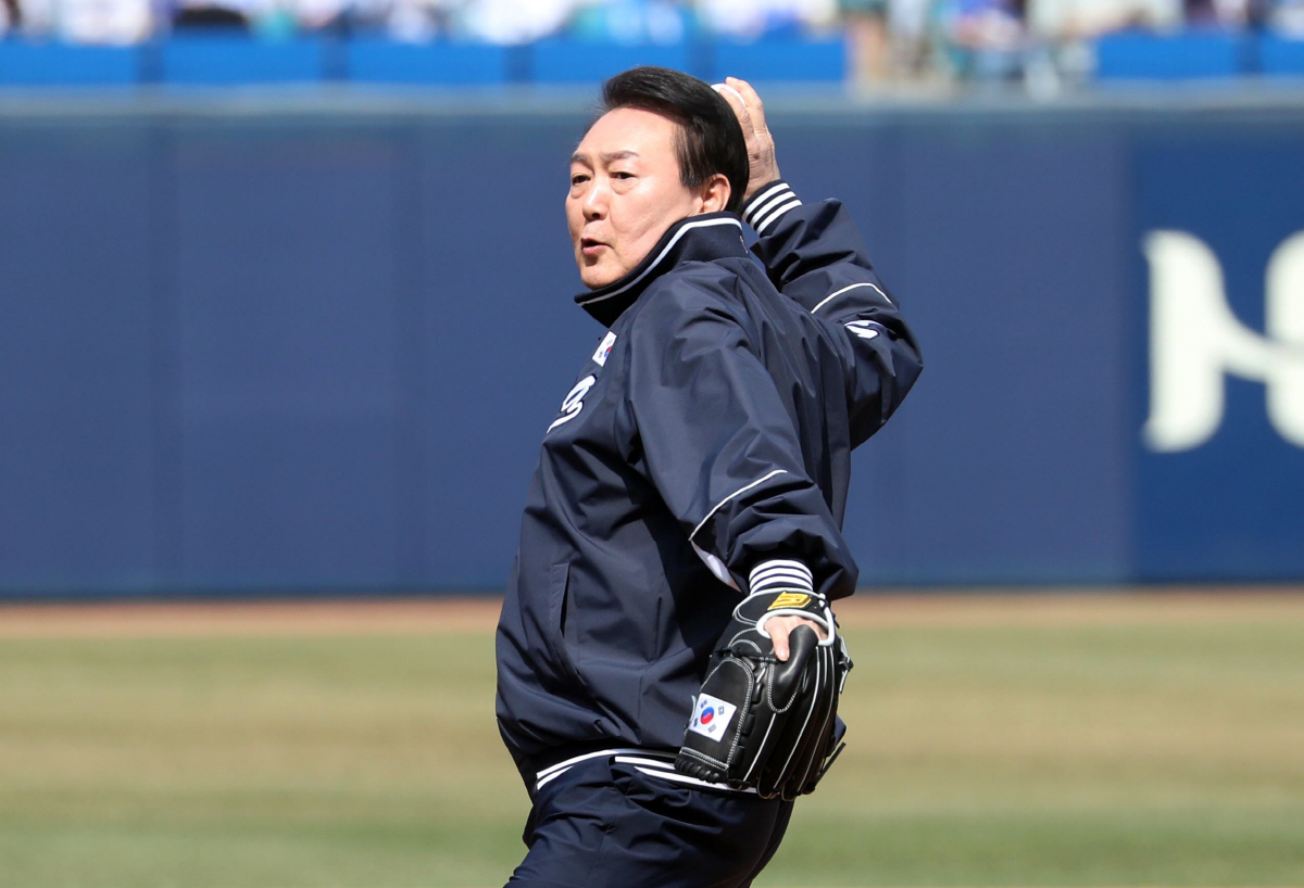 '국민타자' 스퀴즈→'FA 3명' 롯데 한화 무게감 차이→대통령 시구…개…