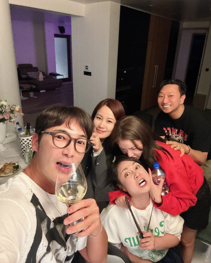 손담비♥이규혁, 고급 가구+미술 작품으로 꾸민 신혼집..."신혼 냄새 진…