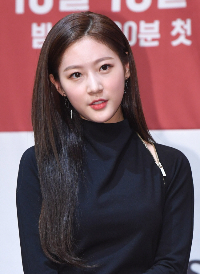 [종합] "맥주 마시며 홀덤게임"…'음주운전' 김새론, "술끊고 생활고"…