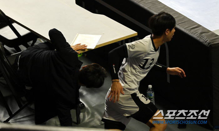 온몸 던진 디그에도 막지 못한 패배, 아쉬움 가득한 23세 리베로 꼭 안…