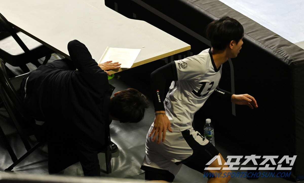 온몸 던진 디그에도 막지 못한 패배, 아쉬움 가득한 23세 리베로 꼭 안…