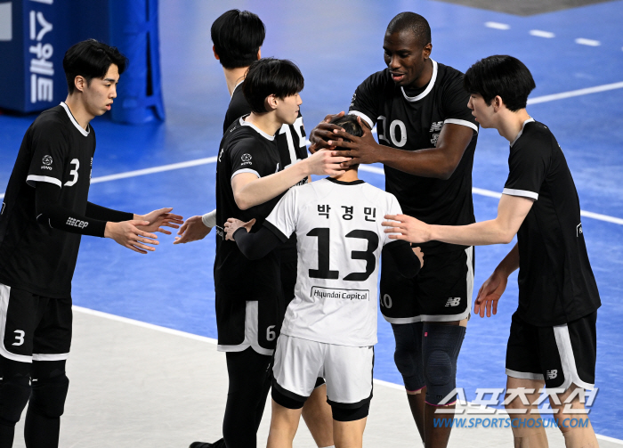 온몸 던진 디그에도 막지 못한 패배, 아쉬움 가득한 23세 리베로 꼭 안…
