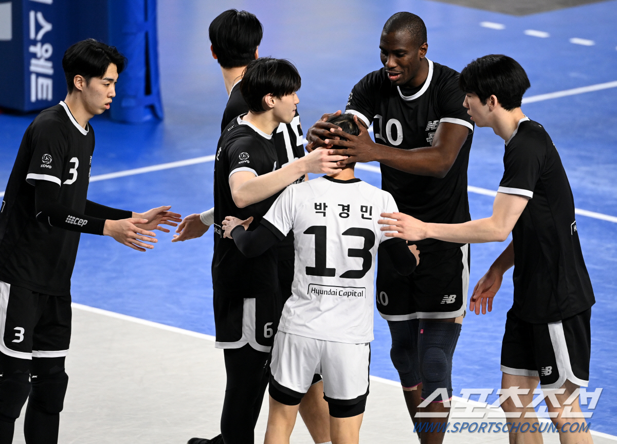 온몸 던진 디그에도 막지 못한 패배, 아쉬움 가득한 23세 리베로 꼭 안…
