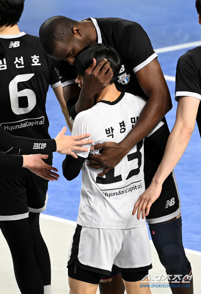 온몸 던진 디그에도 막지 못한 패배, 아쉬움 가득한 23세 리베로 꼭 안…