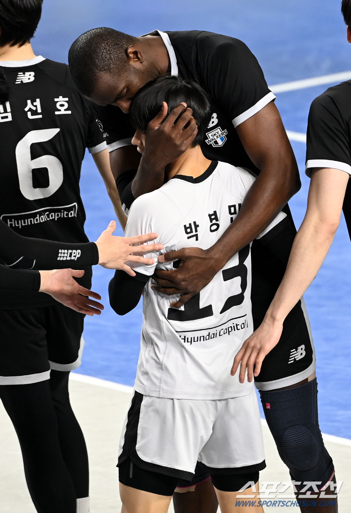 온몸 던진 디그에도 막지 못한 패배, 아쉬움 가득한 23세 리베로 꼭 안…