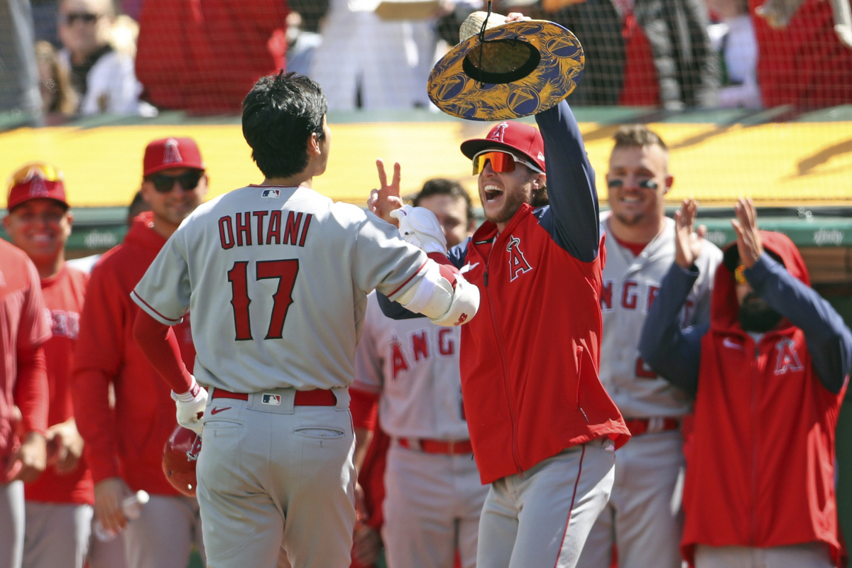대선배 이치로 나타나자, 100m 달려가 고개숙인 오타니, 6일 시애틀 …
